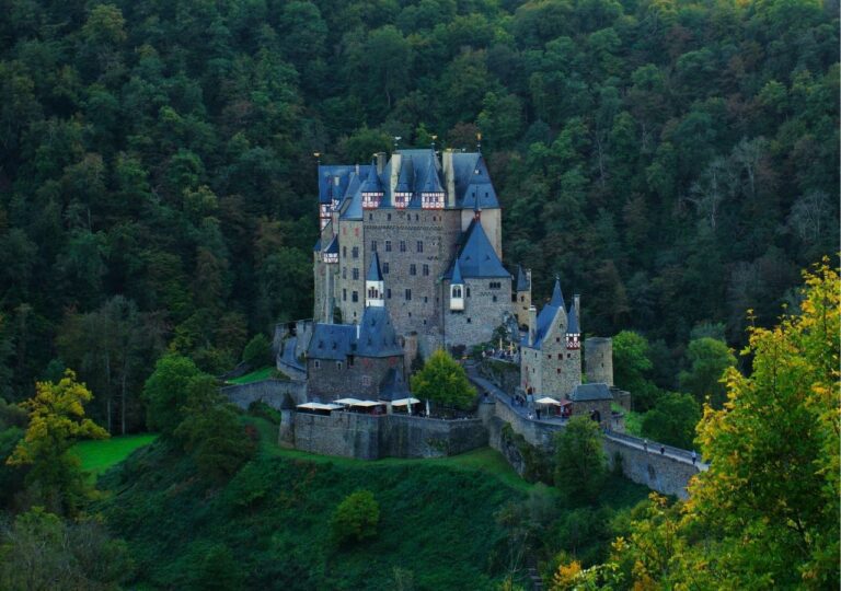 Bajkowy zamek Eltz od ponad 8 wieków pozostaje w rekach jednego rodu