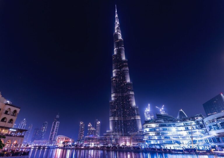 Burj Khalifa w nocnym oświetleniu