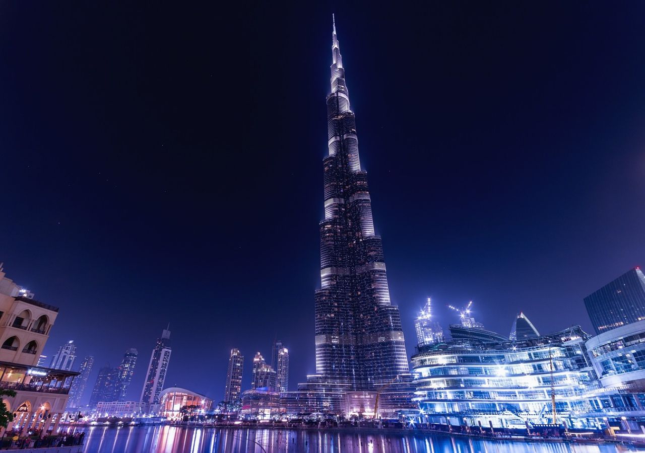 Burj Khalifa w nocnym oświetleniu