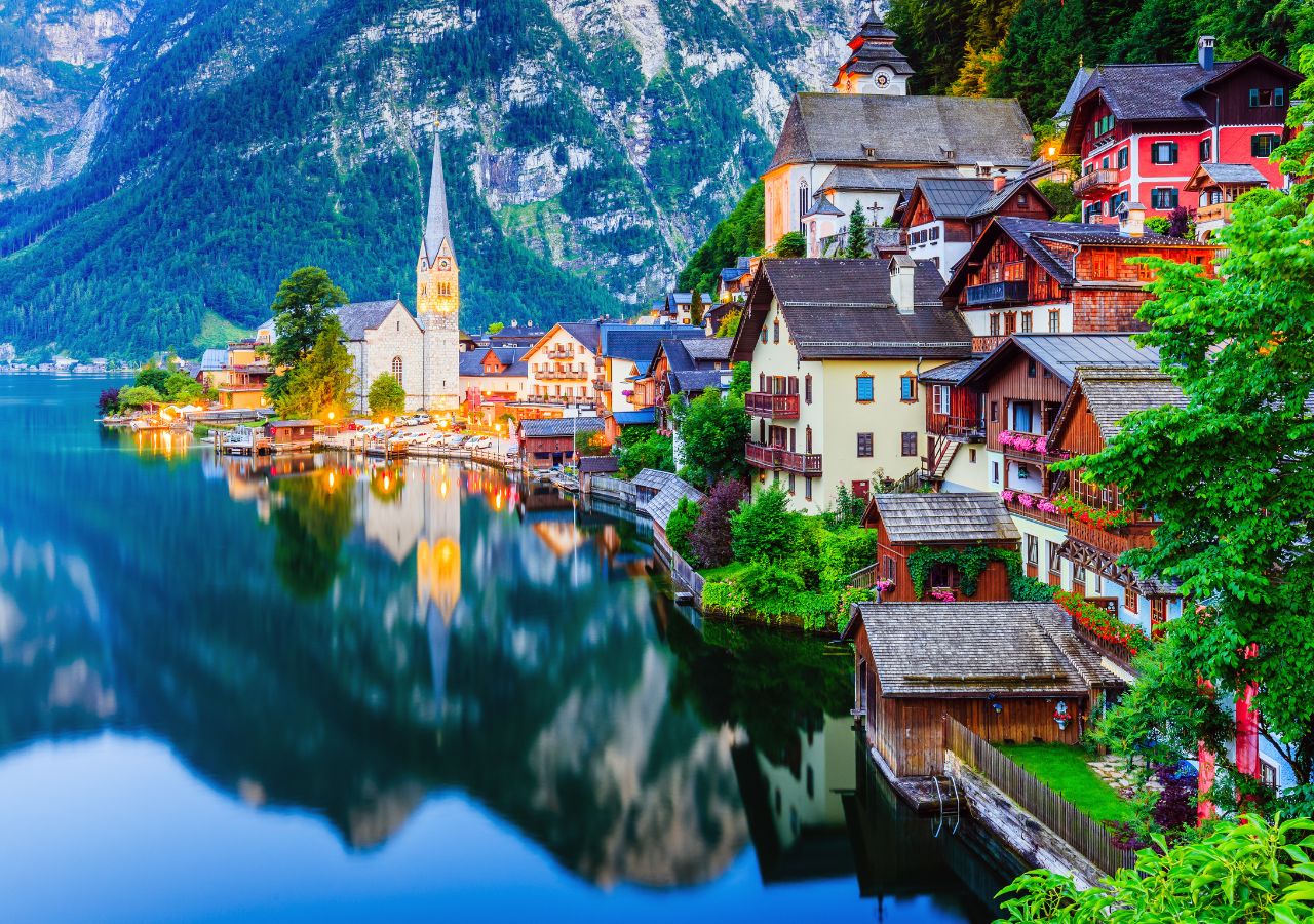 zamek Hallstat w AUstrii nad pięknym jeziorem