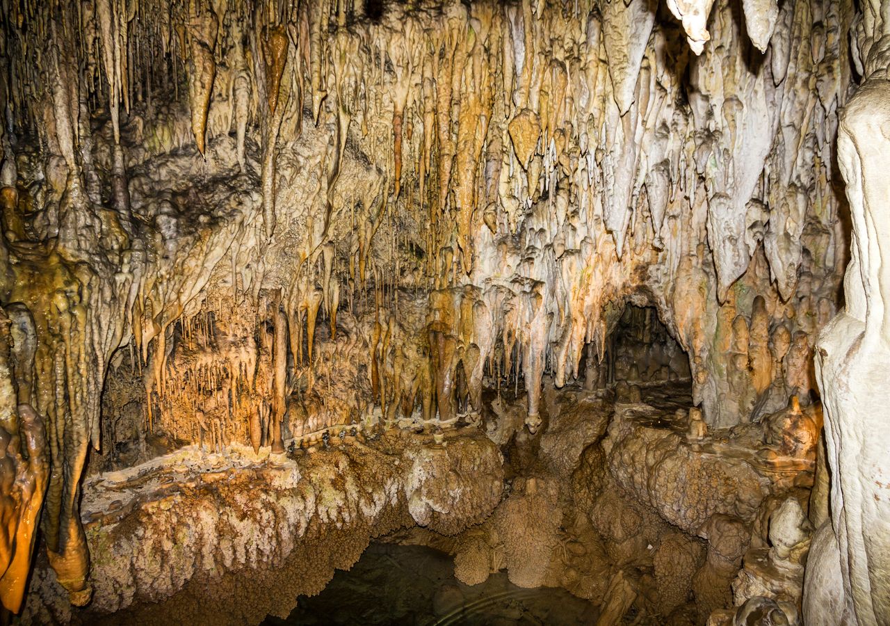 Stalagmity w Jaskini Demianowskiej