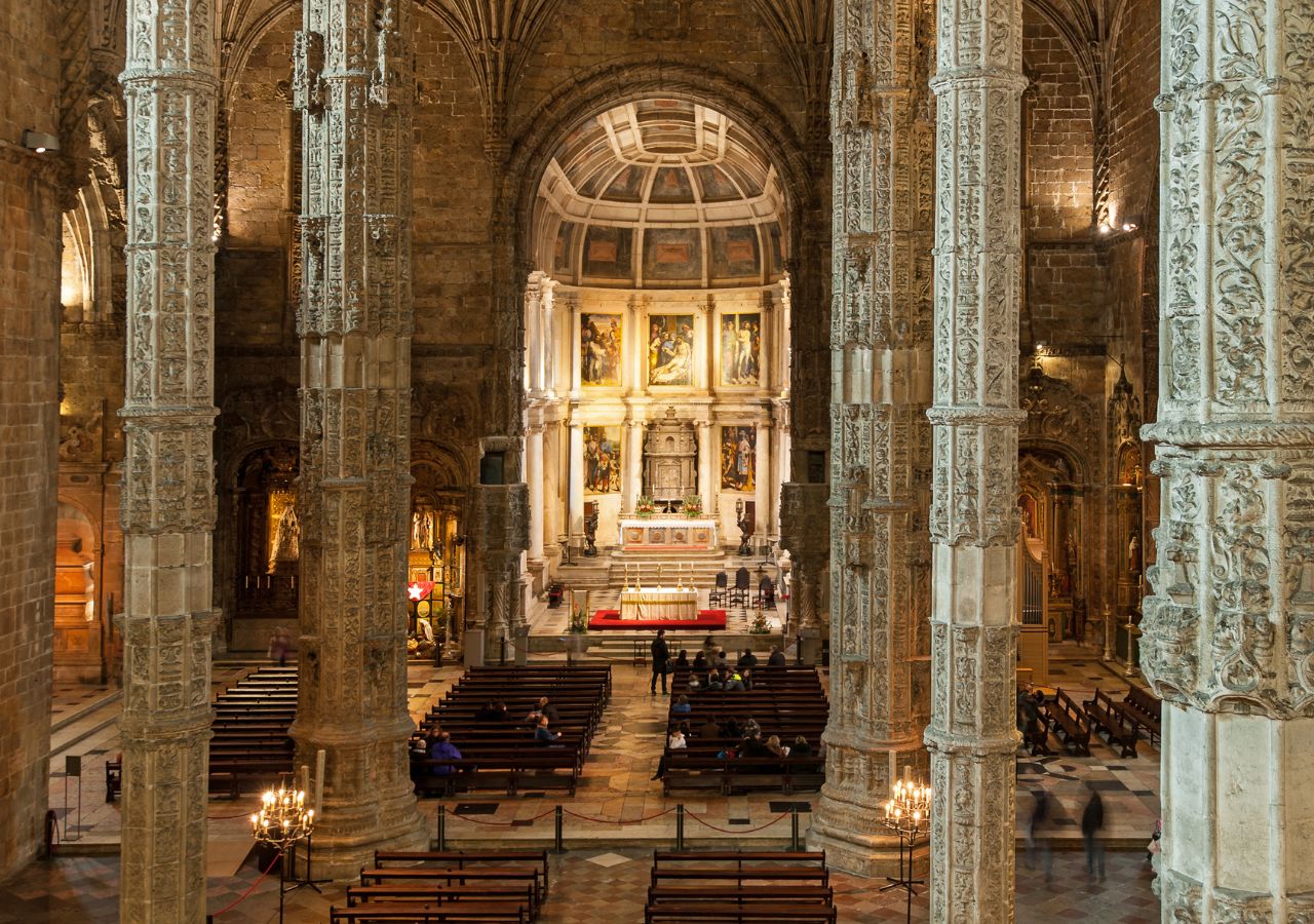Wnętrze Klasztoru Hieronimitów w Lizbonie, Portugalii