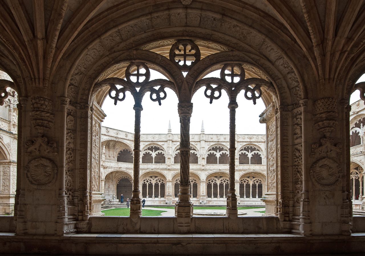 Widok na Dziedziniec Klasztoru Hieronimitów w Lizbonie, Portugalia widziane przez okno budynku