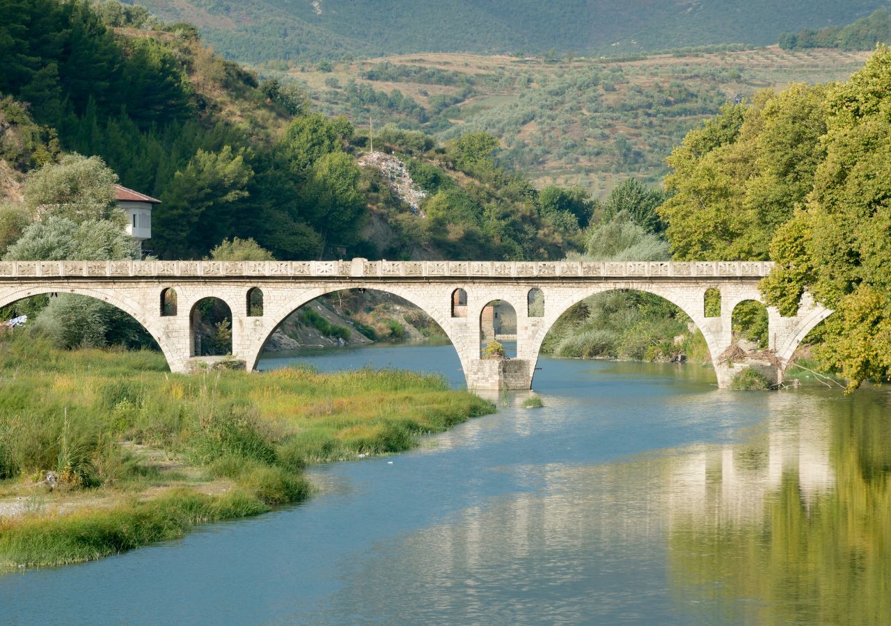 Most Gorica w Beracie w Albanii wśród zieleni lasów