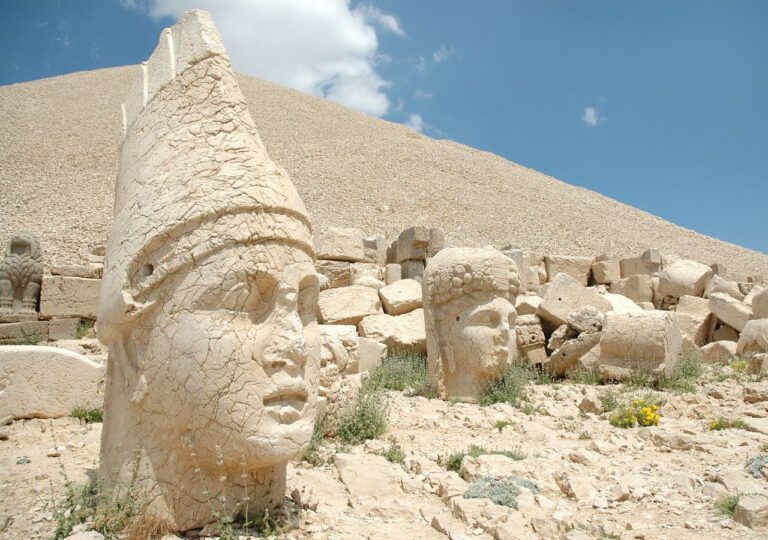 Rzeźby głów w Nemrut Dag we Wschodniej Turcji