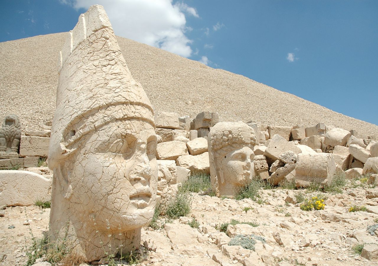 Rzeźby głó w Nemrut Dag we Wschodniej Turcji