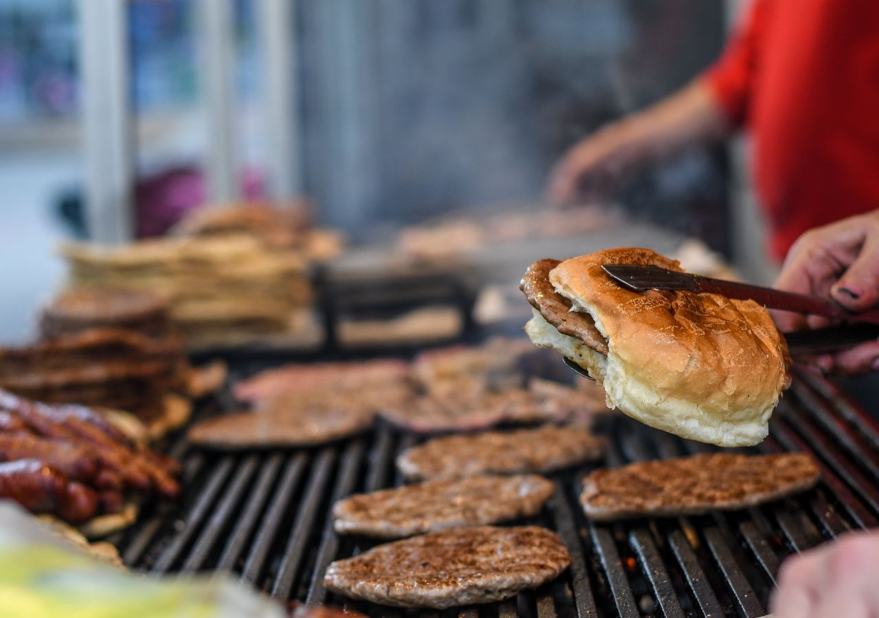 Pljeskavica - burger z Bośni i Hercegowiny, Bałkany w czasie grillowania