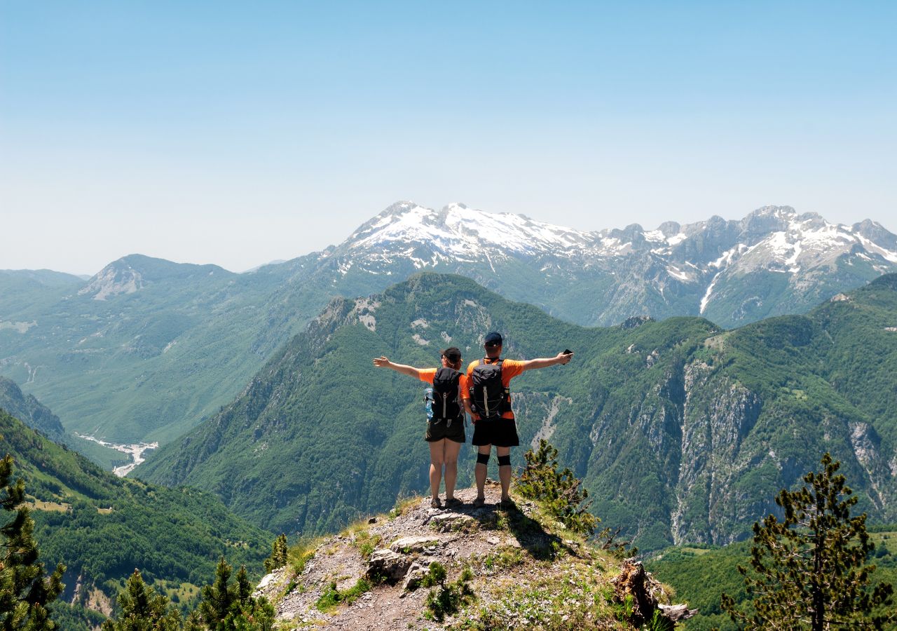 Dwójka wędrowców na szczycie w Parku Narodowym Prokletije - Góry Przeklęte, Czarnogóra ALbania Kosowo
