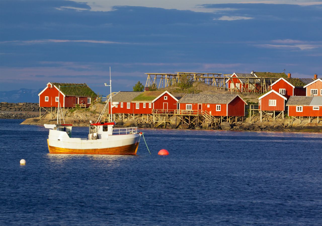 Norweskie Reine - Lofoty - małe czerwone domki i łódka na pierwszym planie