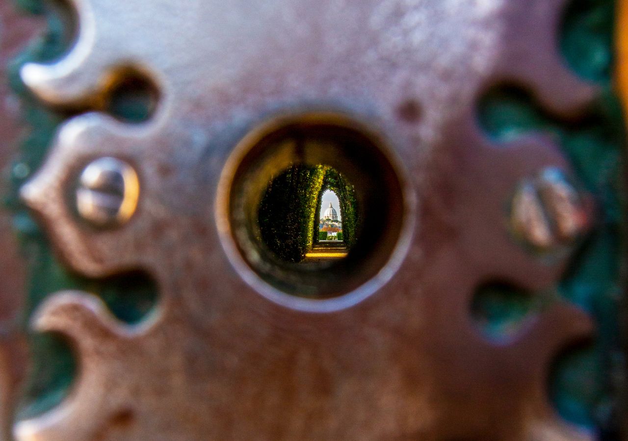 Widok na Rzym przez dziurkę od klucza w zakonie kawalrów maltańskich