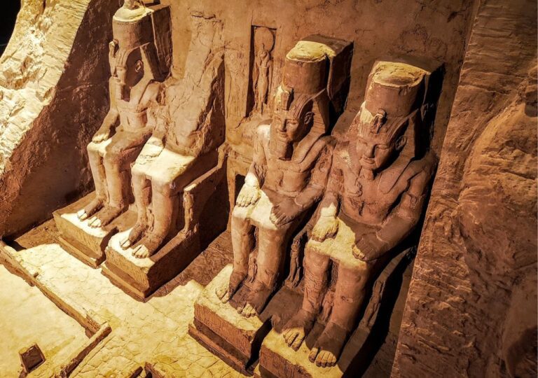 Abu Simbel - posągi bogów