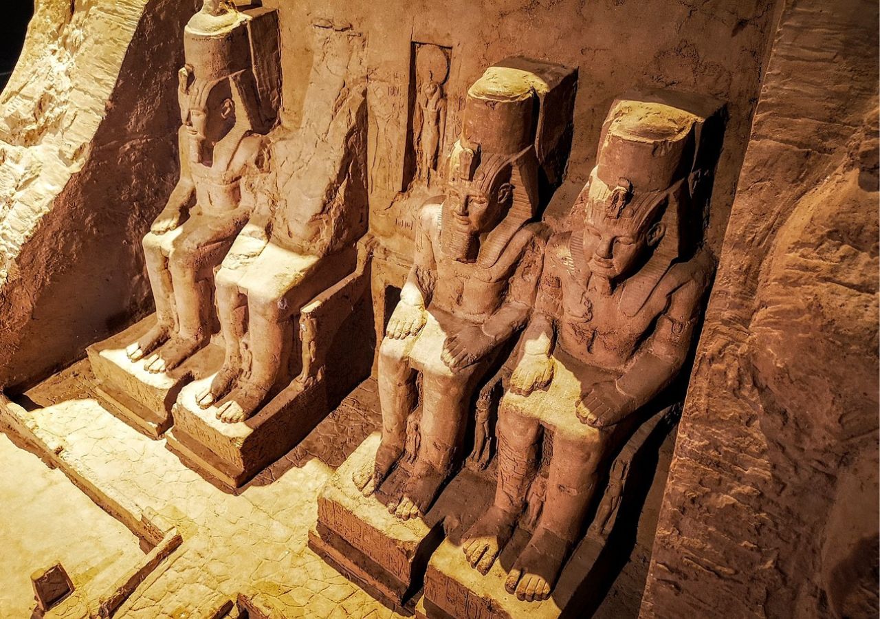 Abu Simbel - posągi bogów