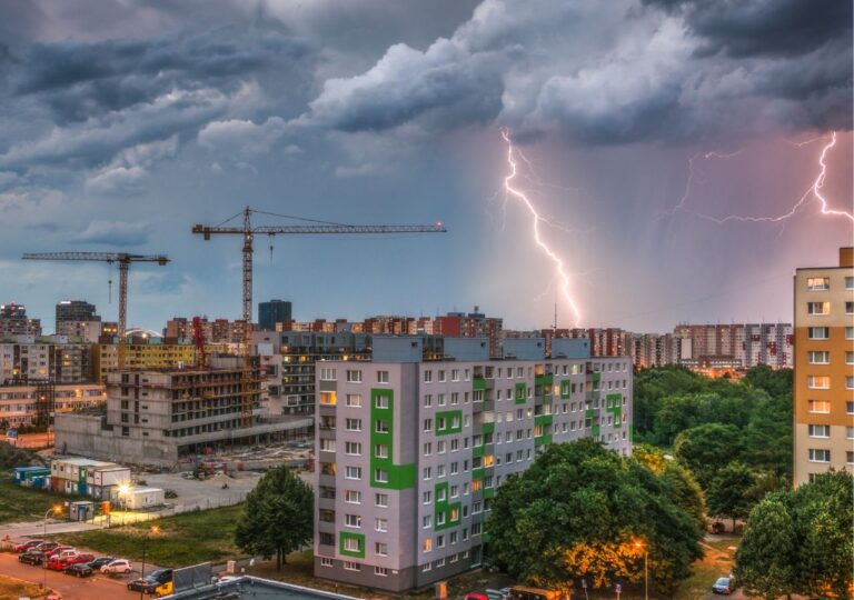 Burza i błyskawice nad osiedlem w mieście