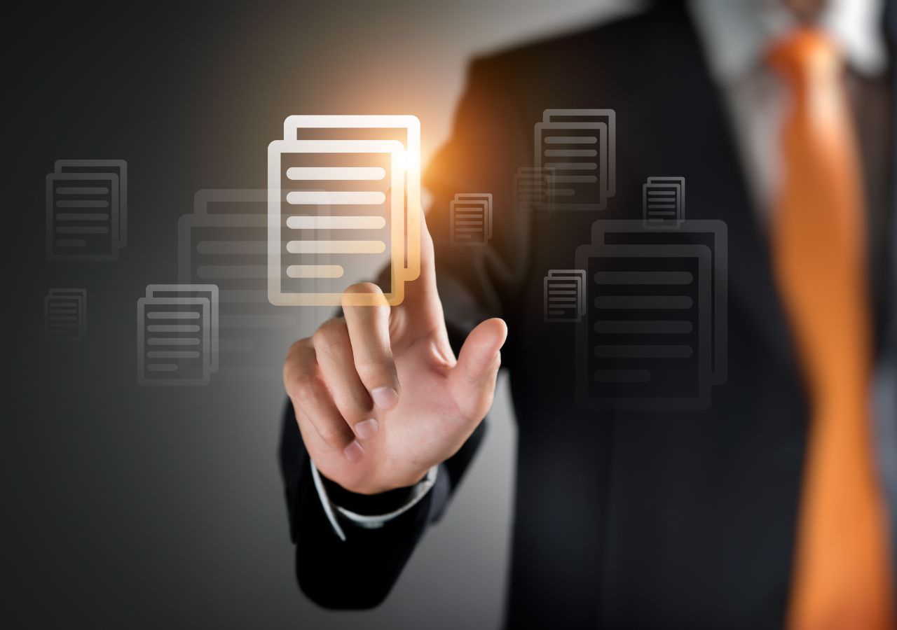 Mężczyzna klikający w ikonki aplikacji