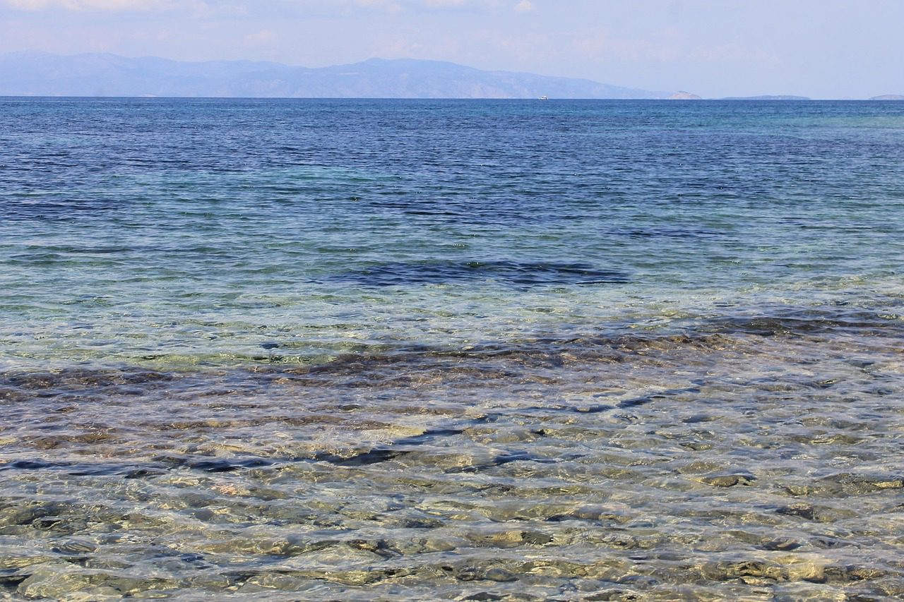 Krystaliczne morze wokół Eginy