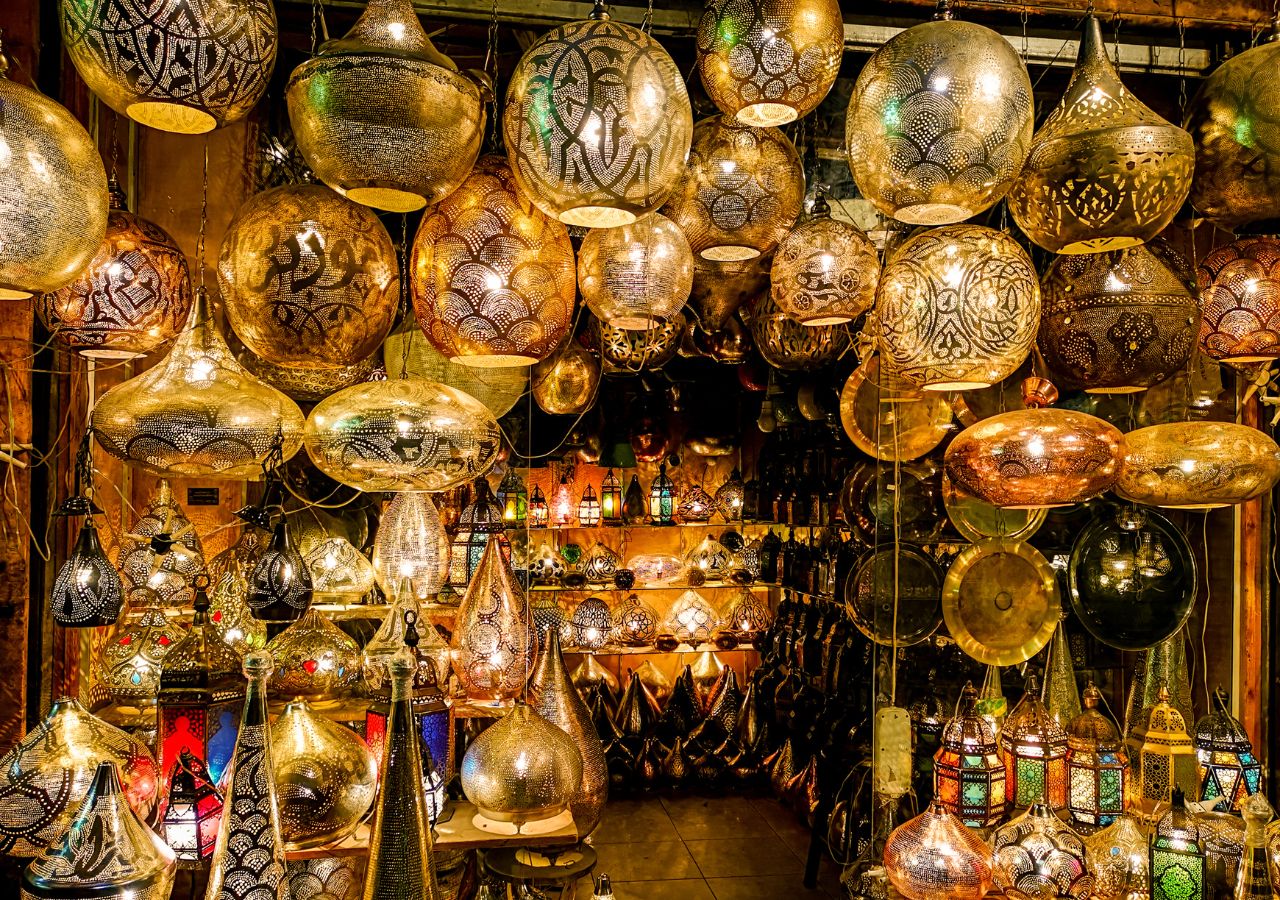 w Kairze, Egipt ozdobne lampy egipskie na bazarze Khan El Khalili