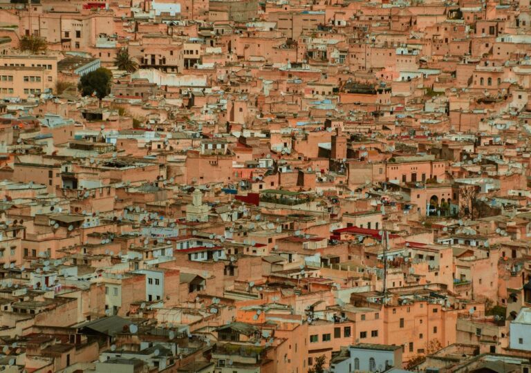 Fez. Najstarsze miasto Maroka kryje wiele niespodzianek. Sprawdź, co warto zobaczyć