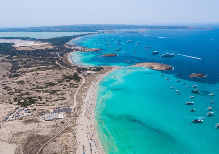 Wybrzeże Formentery z łókami, promami i katamaranami przy brzegu