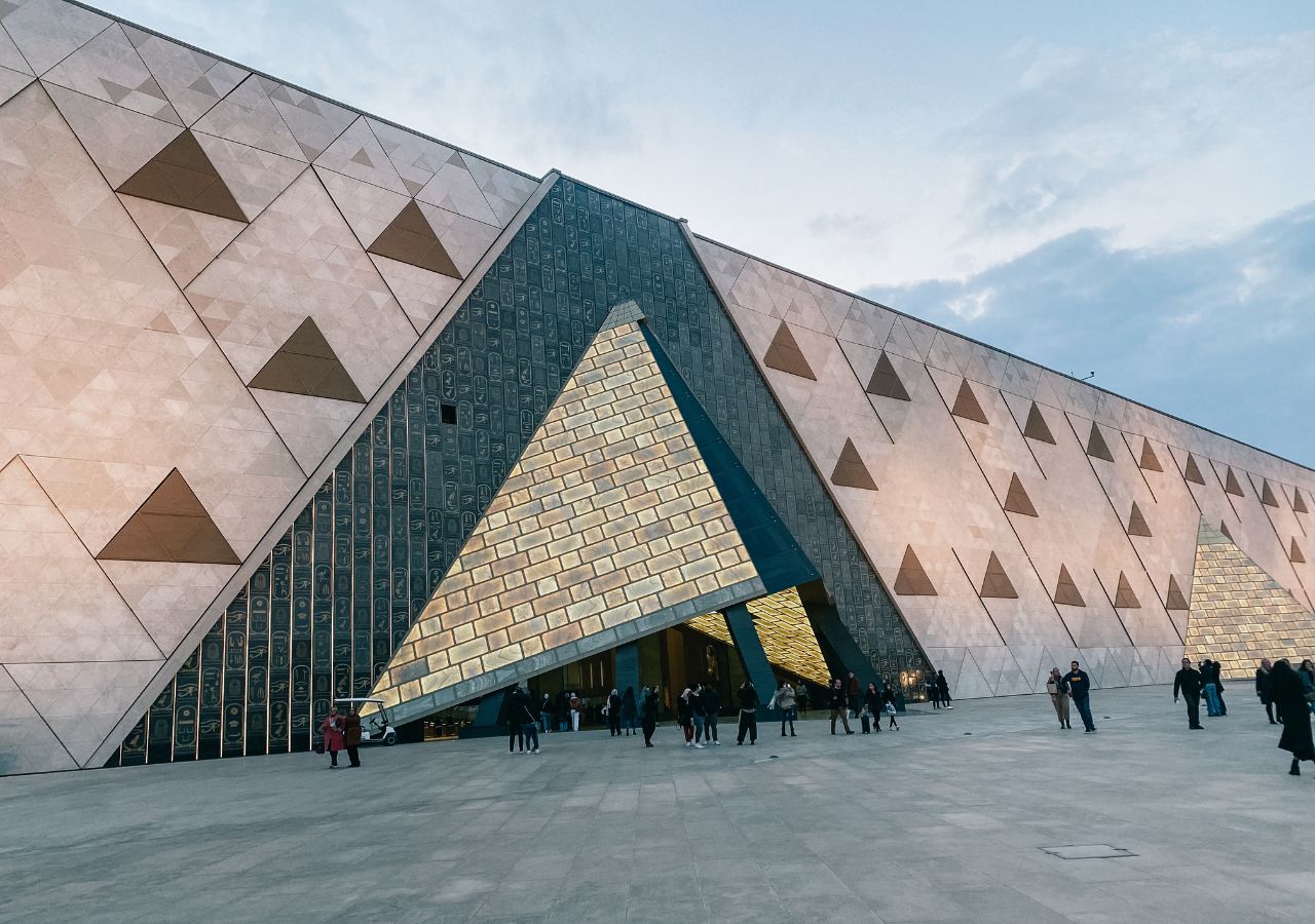 Wejście głóne do Wielkiego Muzeum Egipskiego - Kair egipt