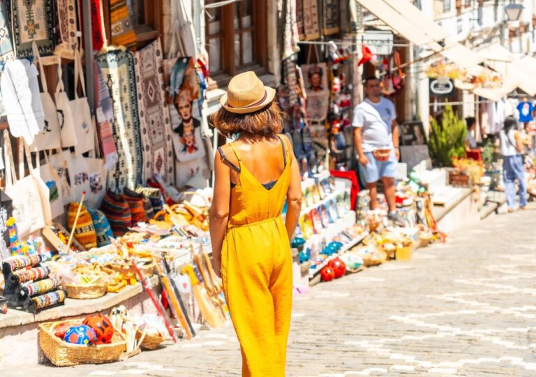 Turystka na ulicy gjirokastra