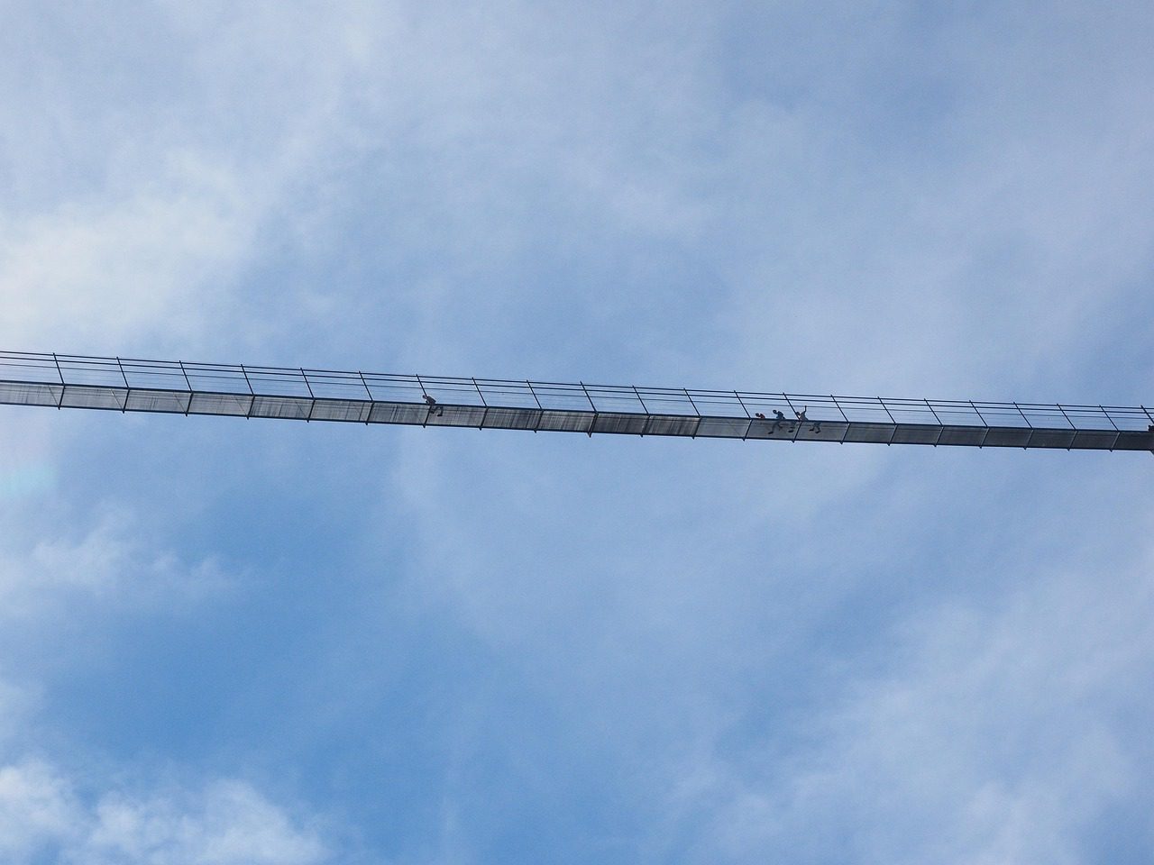 Spacer przez most trwa zaledwie kilka minut, ale zostawia wyraźne wspomnienia