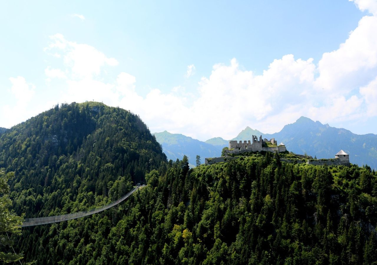 Stalowy most highline179, ruiny zamku Ehrenberg i widok na Alpy – nie uwierzysz, że to istnieje naprawdę