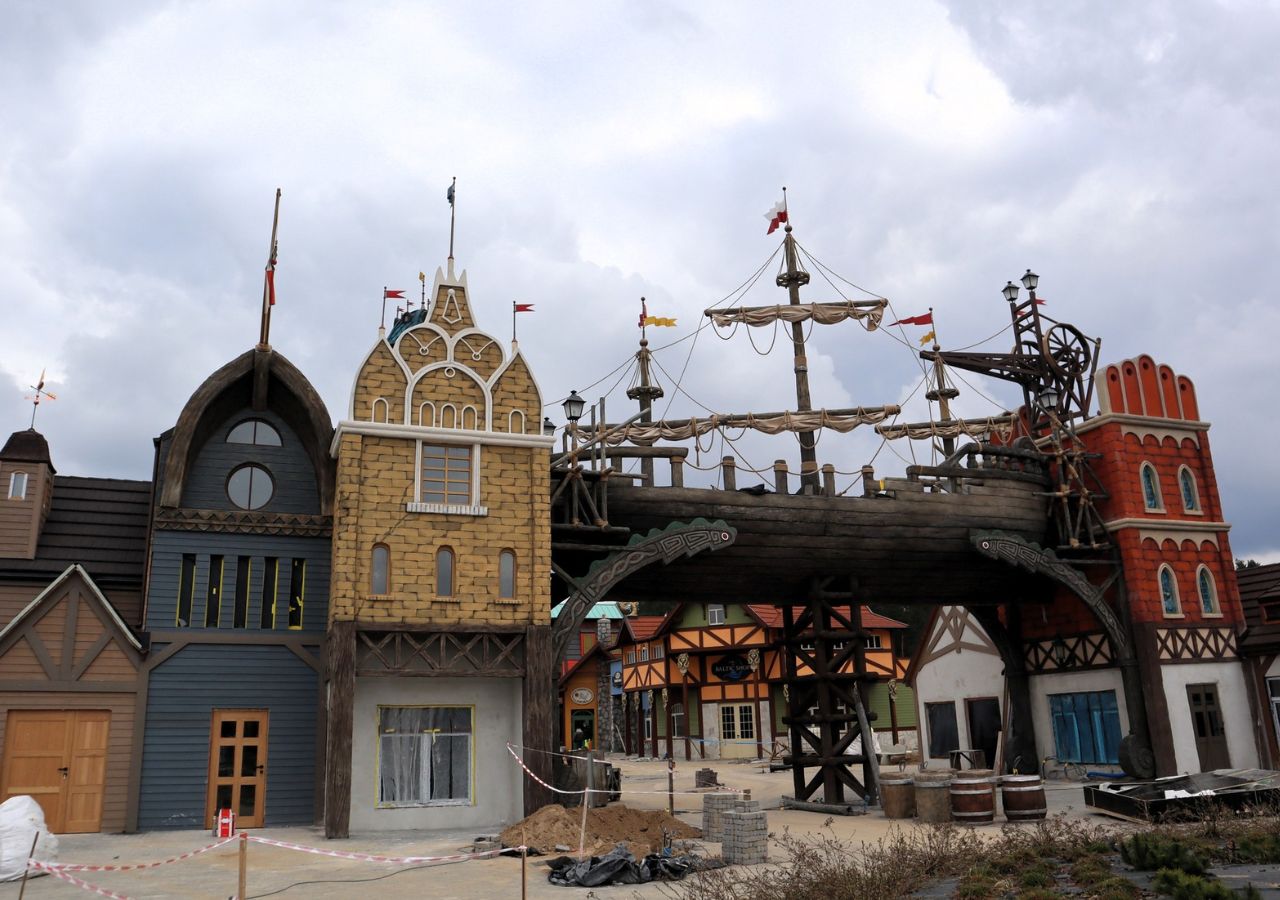 Architektura parku rozrywki Hossoland w trakcie budowy