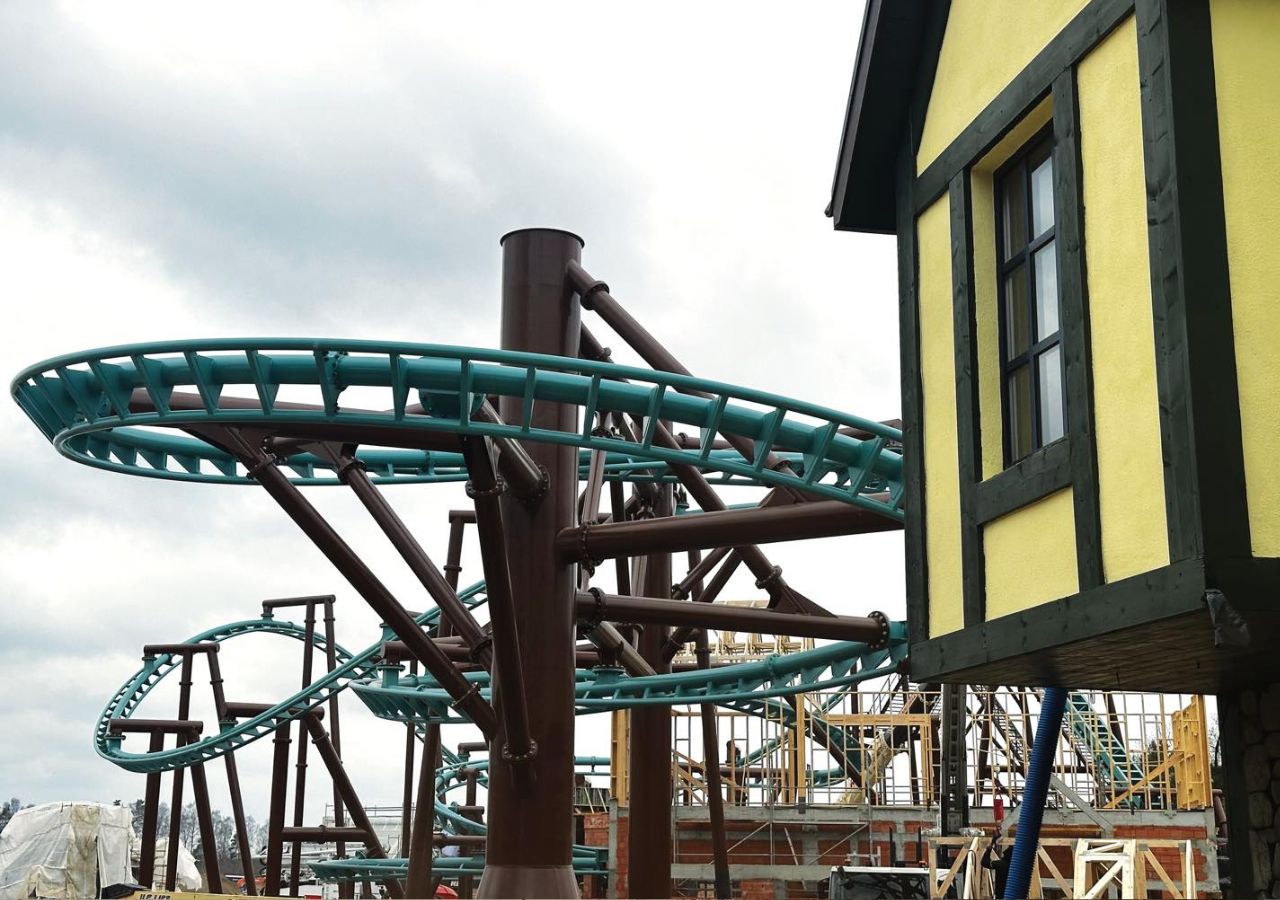 Kolejka górska w trakcie budowy w parku rozrywki Hossoland