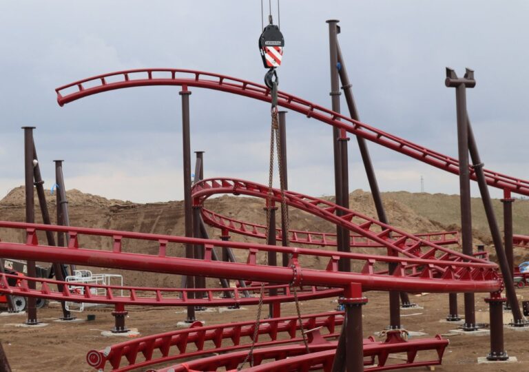 Kolejka górska w trakcie budowy w parku rozrywki Hossoland