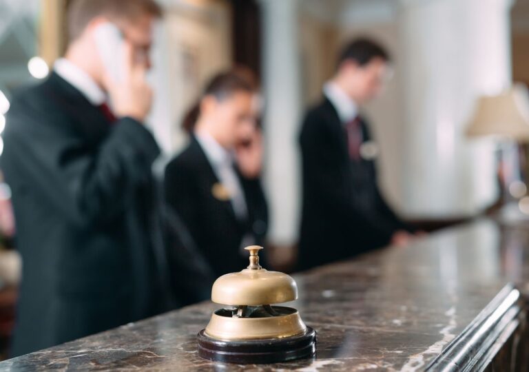 Hotelowa recepcja z dzwonkiem na pierwszym planie