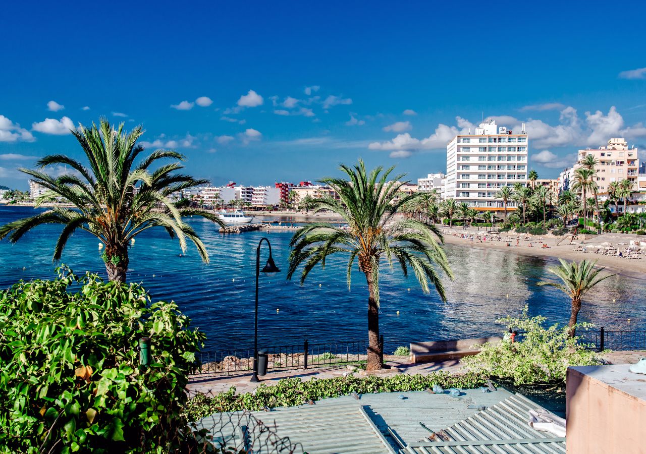 Zabudowania hotelowe przy plaży na Ibizie - Hiszpania