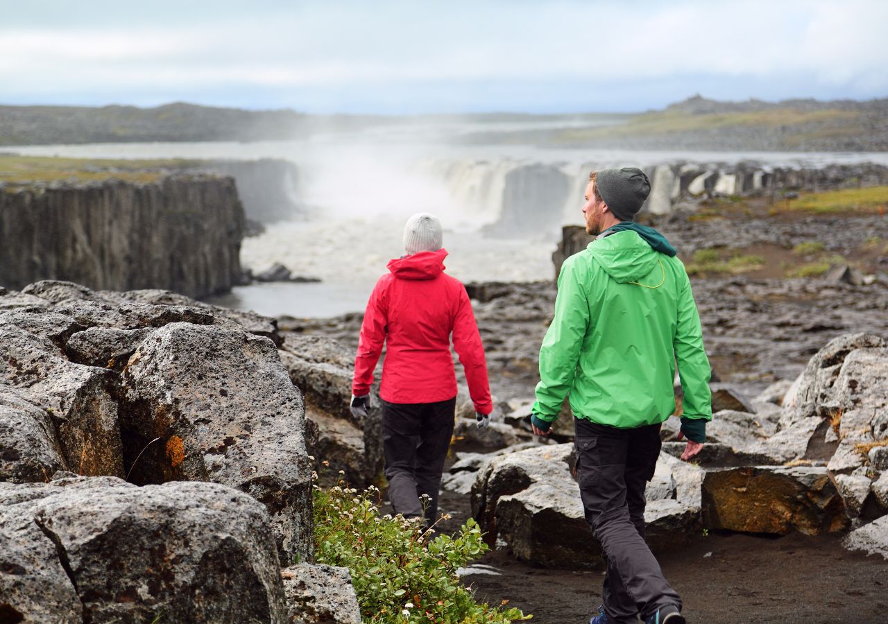Para turystów na Islandii
