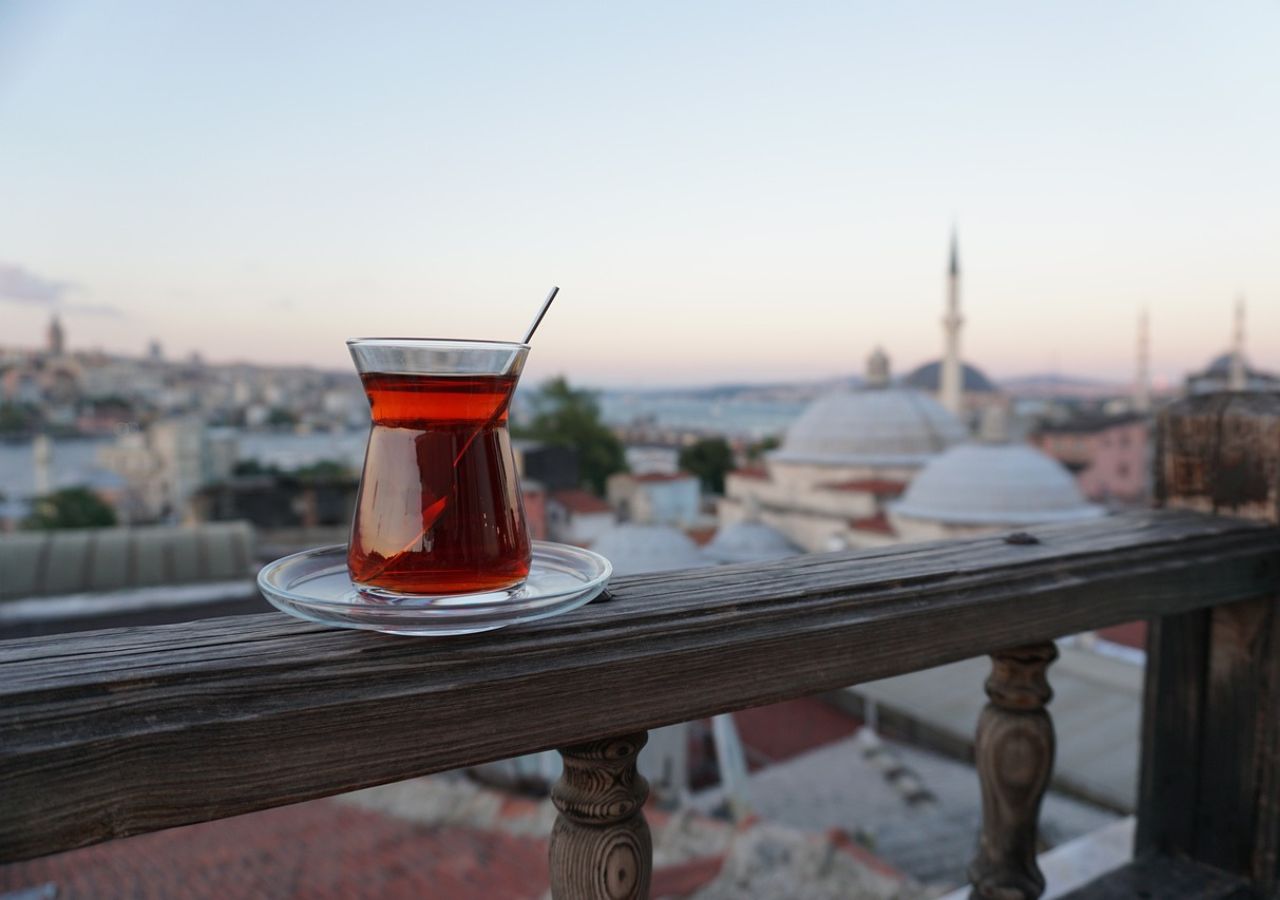 Widok na panoramę Stambułu z szklaneczką herbaty na pierwszym planie