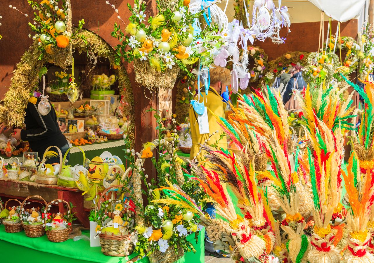 Artefakty wielkanocne na jarmarku świątecznym w Krakowie