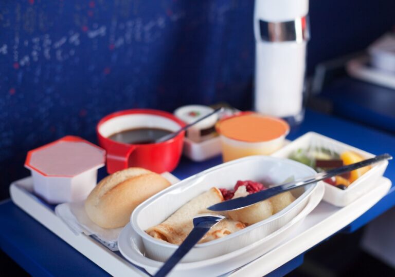 Tacka z jedzeniem w samolocie