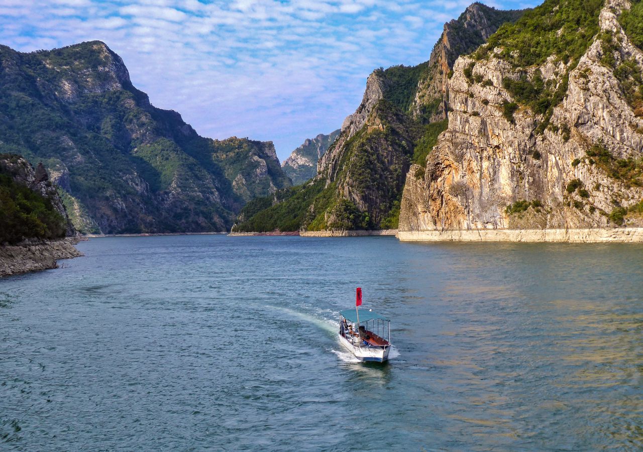 Statek w czasie rejsu po jeziorze Koman, Albania