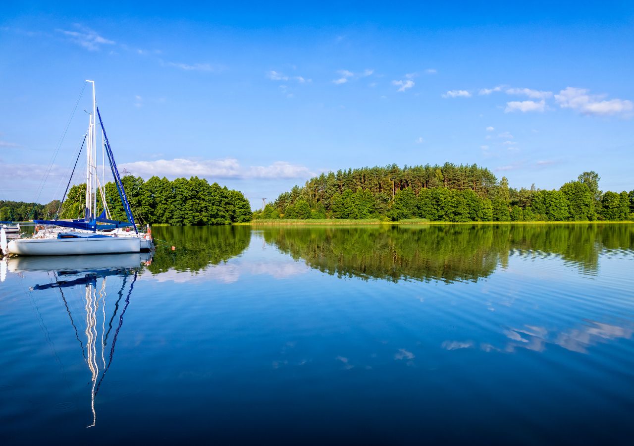 Łódka na jeziorze Niegocin - Mazury, Polska