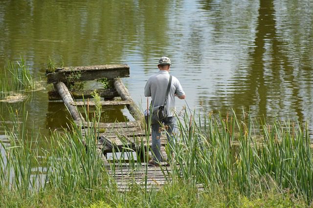 Wędkarz na pomoście w Józefie Roztocze Polska