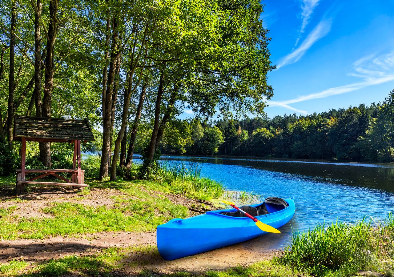 Kajak na brzegu jeziora mazurskiego Mazury Polska