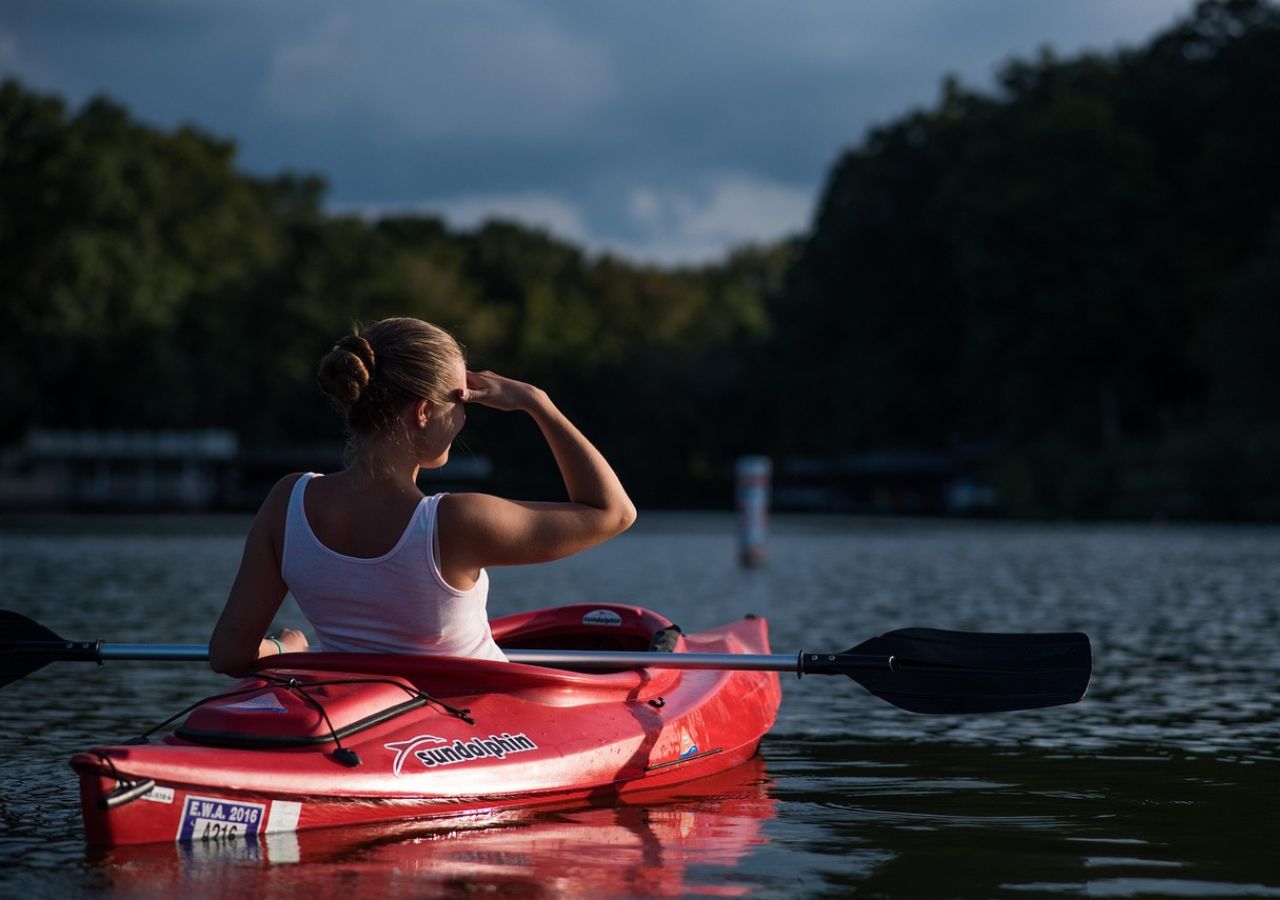 Kobieta na kajaku