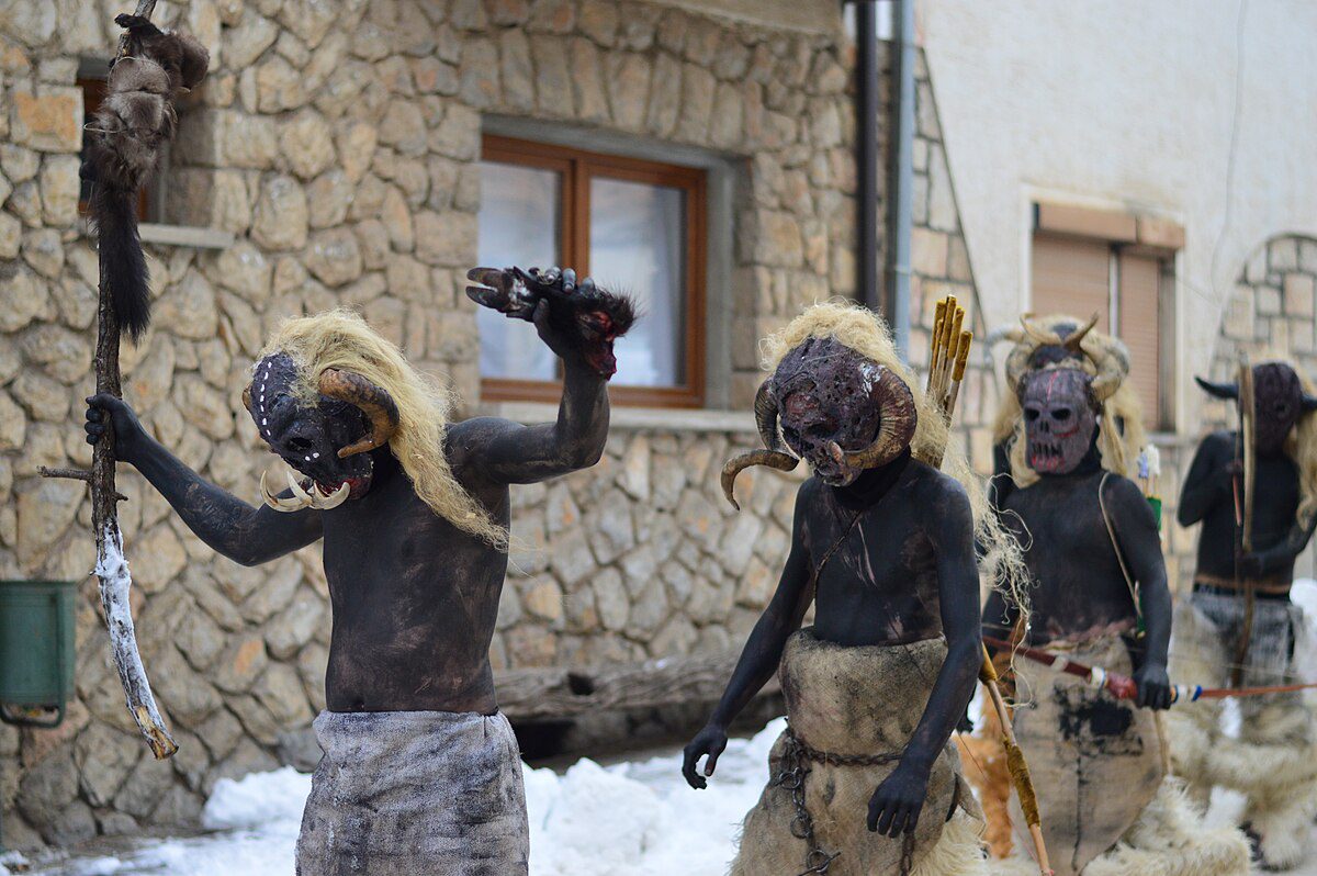 Uczestnicy karnawału w Vevcani w Macedonii Północnej