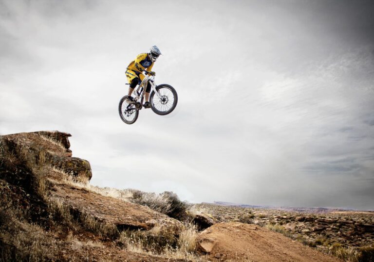 Kolarz górski w czasie skoku