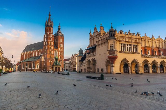 Kraków - rynek główny z sukiennicami i kościołem mariackim