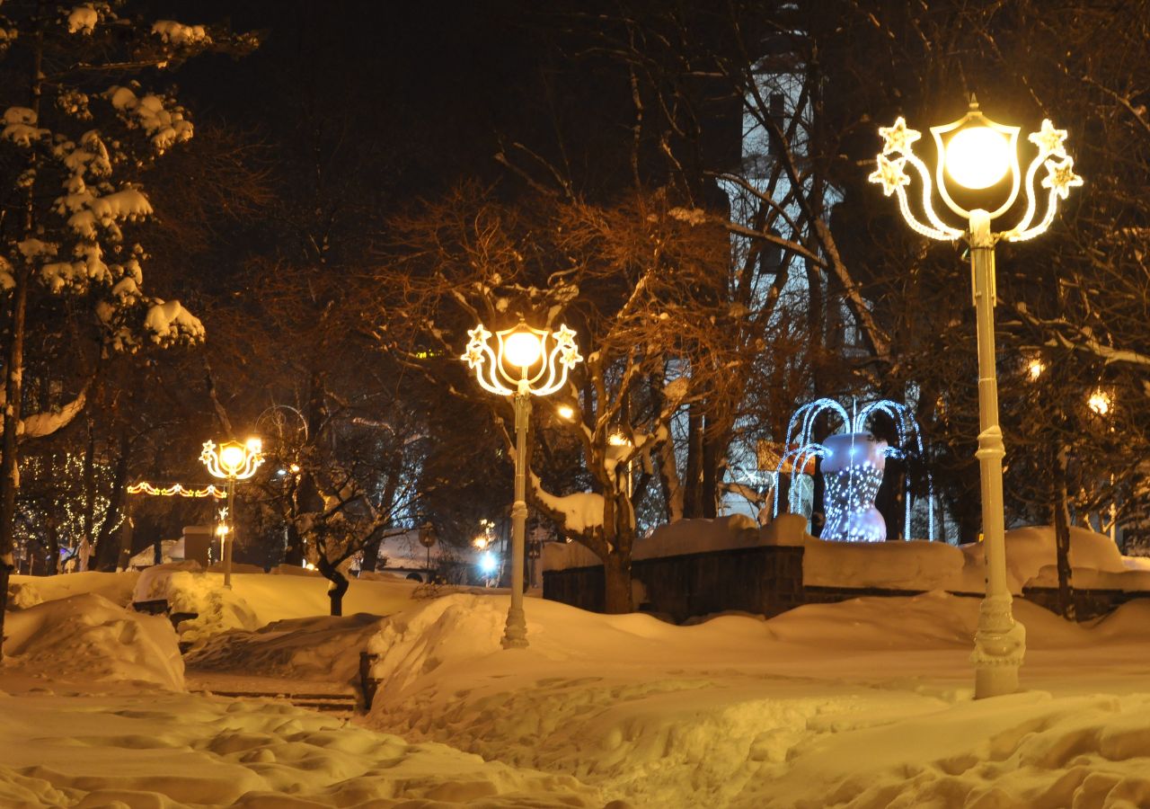 Deptak w Krynicy Zdroju w nocy w zimie