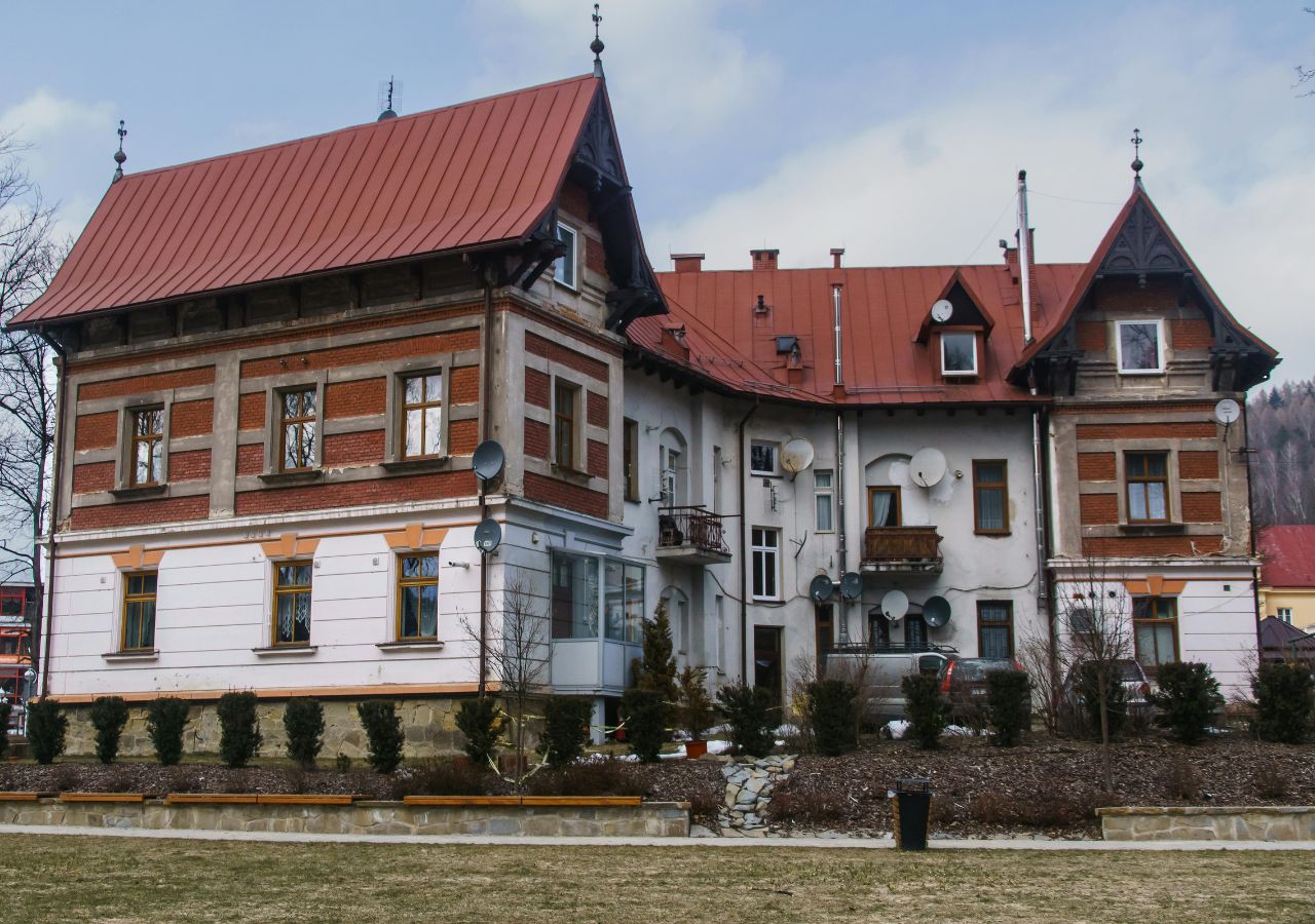 Charakterystyczna drewniana zabudowa w Krynicy Zdroju 