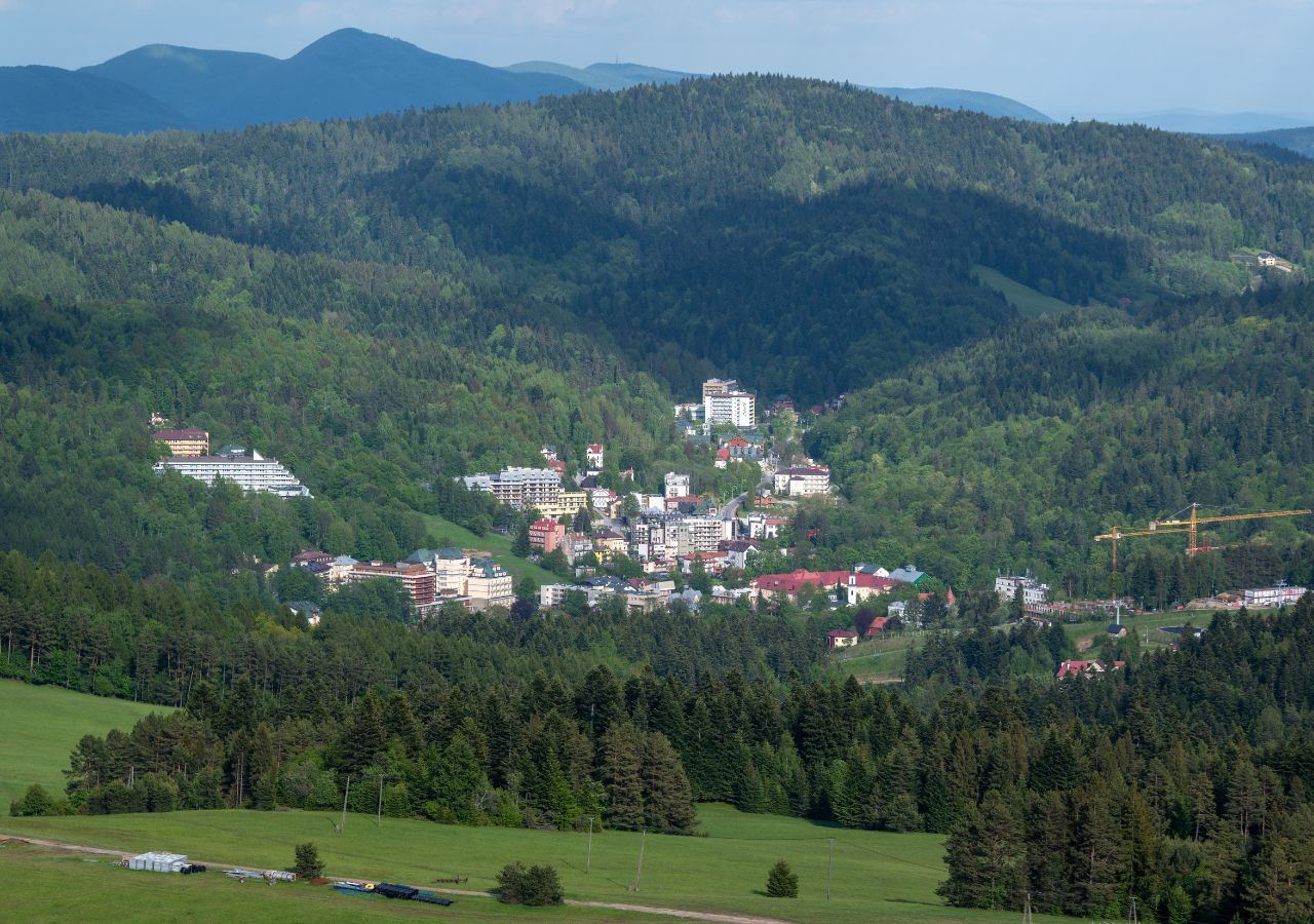 Uzdrowisko Krynica Zdrój w Małopolsce z lotu ptaka