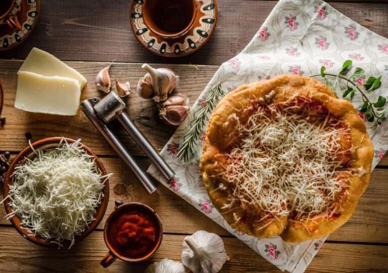 Langosz węgierski z serem i dodatkami