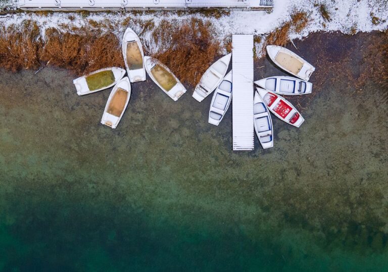 Zdjęcie z drona łodek zacumowanych przy brzegu