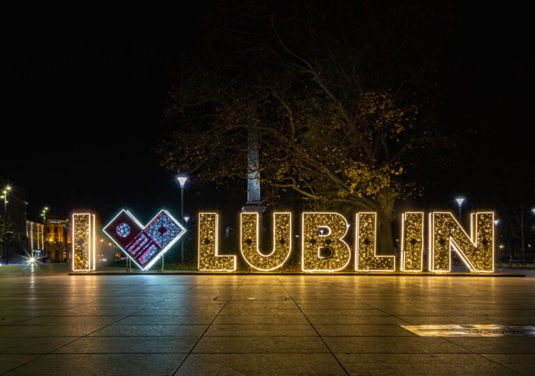 Napis 'I love Lublin" z podświetlanych liter na płycie rynku