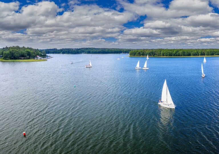 Widok z lotu ptaka na żaglówki na mazurskich jeziorach